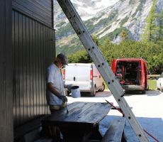 Prebarvati-zaščititi je potrebno mize